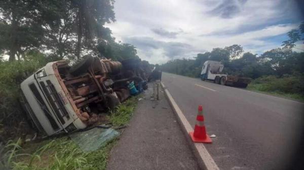 MT: Caminhoneiro, sem sinto de seguran&ccedil;a, morre ap&oacute;s carreta tombar e ter corpo arremessado na pista na BR-070