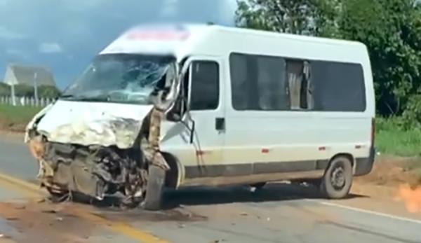 Sorriso: Acidente entre carreta, carro e van &eacute; registrado na BR-163 pr&oacute;ximo ao Barreiro