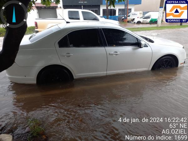 Sorriso: Chuva de quase 60 mm em uma hora deixou ruas alagadas e causa transtornos 