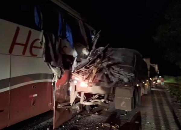 MT: Acidente entre &ocirc;nibus e caminh&atilde;o deixa 18 feridos e motorista em estado grave