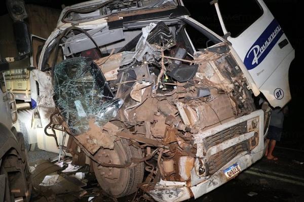 Nova Mutum: Acidente entre carretas deixa caminhoneiro ferido na BR-163 