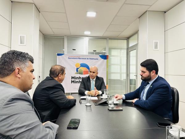 Sorriso: Em Bras&iacute;lia, Iago Mella, Damiani, e Maur&iacute;cio cobram agilidade na constru&ccedil;&atilde;o de casas populares  