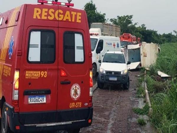 MT: Freio falha e ambul&acirc;ncia tomba com equipe m&eacute;dica e pacientes na BR-158