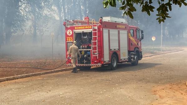 Sorriso: Inc&ecirc;ndio em terreno baldio mobiliza Bombeiros e quase atinge empresas vizinhas