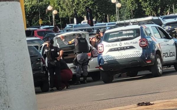 Sorriso: Mulher &eacute; presa pela PM ap&oacute;s "esquecer de pagar as compras" que ela n&atilde;o fez e abastecer carro com produtos de loja do shopping; ela disse que era doente