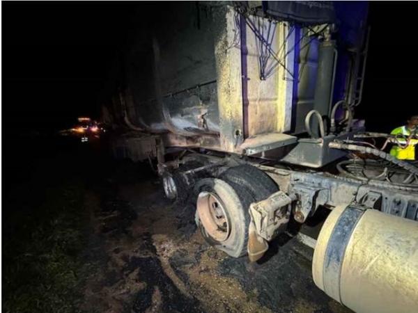 Sorriso:  Carreta pega fogo pr&oacute;ximo a PRF, na BR-163