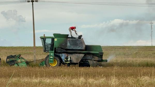 Sorriso: Colheitadeira pega fogo em lavoura e bombeiros combatem chamas
