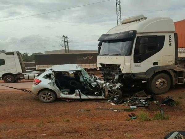 MT: Dois jovens morrem ap&oacute;s baterem carro contra carreta durante ultrapassagem, na BR-163