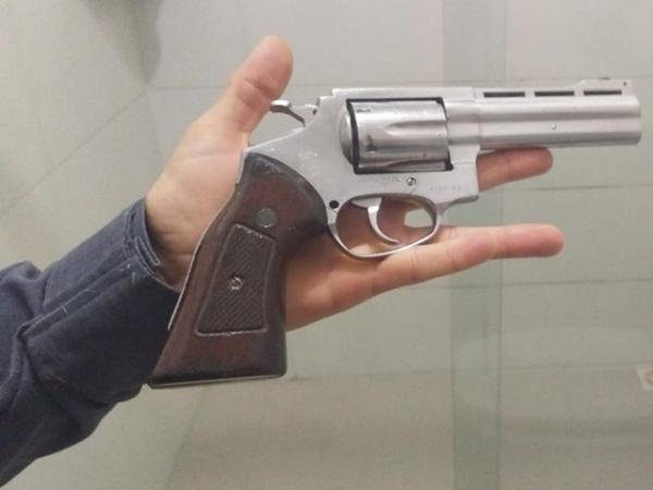 Sorriso: Homem leva tiro da pr&oacute;pria arma ap&oacute;s se "exibir" para amigos e revolver disparar sozinho