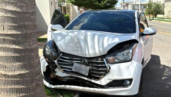 Sorriso: Homem fica ferido ap&oacute;s perder controle de HB20 e bater contra palmeira na rua Santa Gertrudes