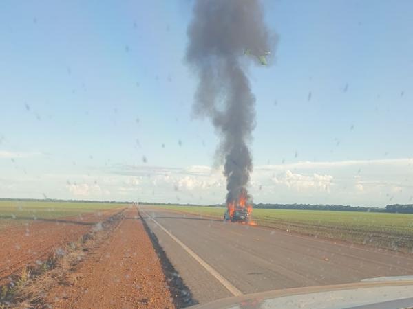 Sorriso-BEN: Carro pega fogo e &eacute; destru&iacute;do pelas chamas na MT-140