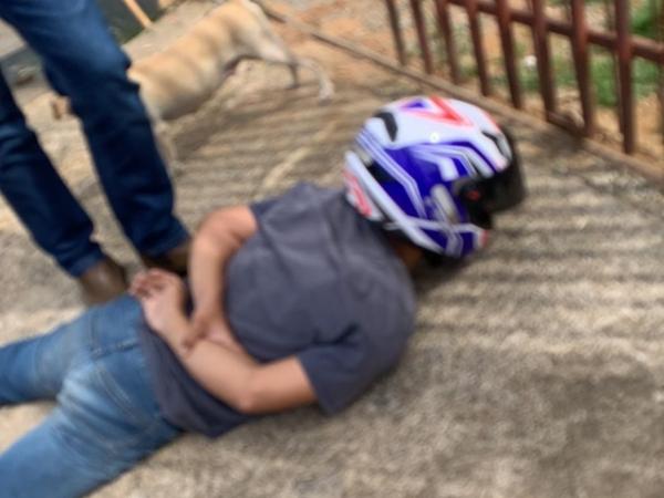 Sorriso: Motociclista &eacute; preso ap&oacute;s atropelar GCM, fugir e esconder moto; Agente pode ter quebrado perna