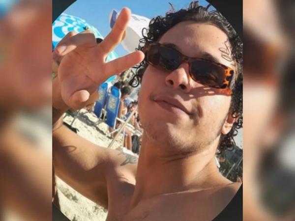 Jovem &eacute; encontrado morto com 32 facadas e laudo aponta que ele teria se esfaqueado sozinho 