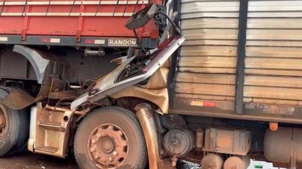 MT: Caminhoneiro morre esmagado em cabine ap&oacute;s grave acidente envolvendo 2 carretas e caminhonete 