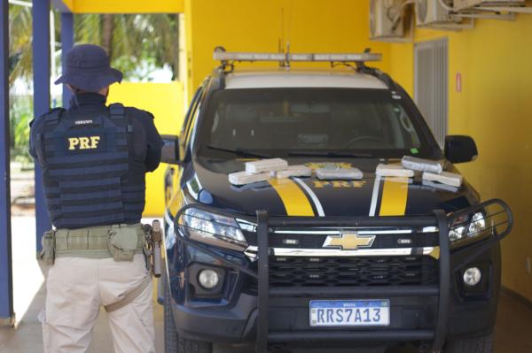 Sorriso: Passageiro de t&aacute;xi tenta fugir a p&eacute; ap&oacute;s carro ser abordado pela PRF e &eacute; preso com coca&iacute;na na bagagem 