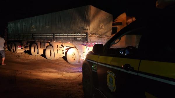 MT: PRF apreende carretas com madeiras ilegais  