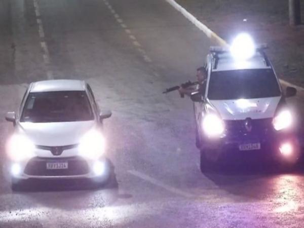 Sorriso: Motorista b&ecirc;bado foge da PRF, tenta atropelar sargento, bate em viatura da PM, tem carro alvejado e acaba preso em Lucas