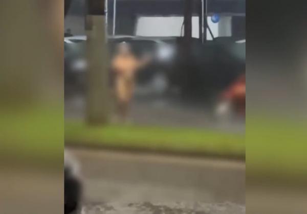 Sorriso: Mulher &eacute; flagrada andando "peladona", na Tancredo Neves, durante chuva  