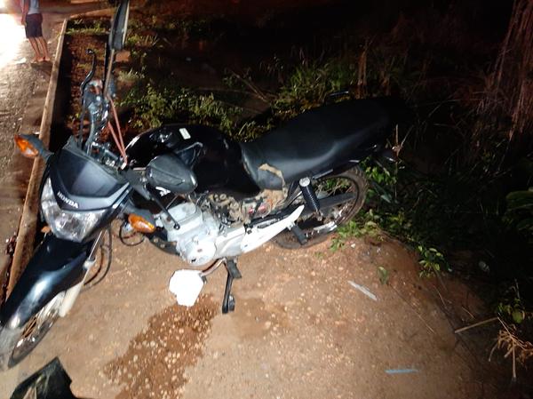 Três pessoas ficam feridas em colisão entre duas motos na Claudino Frâncio