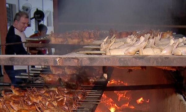 Voluntários distribuem 1,5 mil frangos assados para famílias carentes em Cuiabá