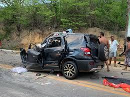 Quatro pessoas da mesma família morrem após carro bater contra caminhão na BR-116, em Itaobim