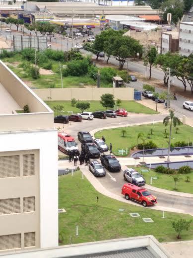 Bombeiros fazem rapel e evitam que mãe jogue filho pela janela de apartamento em Cuiabá