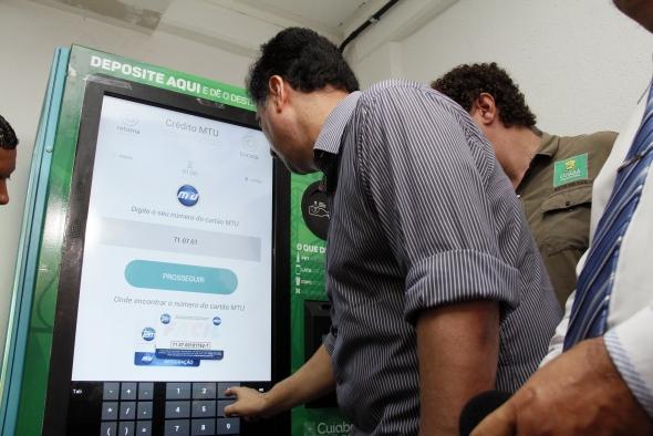 Moradores de Cuiabá podem trocar material reciclável por recarga de celular, cartão de transporte e descontos.