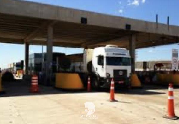 Caminhão colide com estrutura da praça de pedágio na BR 163 em Nova Mutum a Lucas do Rio Verde