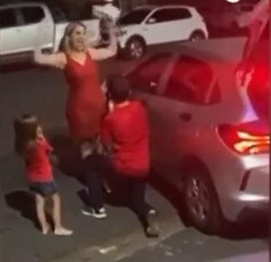 Cuiabá: Mulher pede o companheiro em casamento com carro de som em frente ao trabalho dele