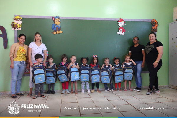 Feliz Natal: Prefeitura entrega kits escolares a toda Rede Municipal 