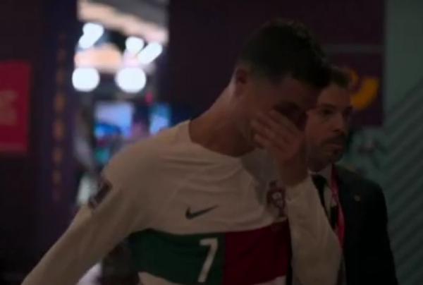 "Menino" Cris sai chorando após Portugal ser eliminado da Copa pelo Marrocos