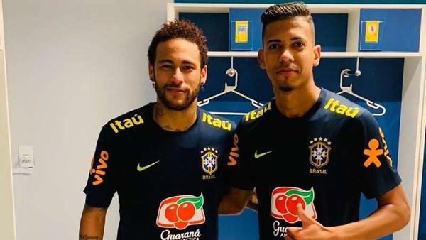 Cruzeiro pede, e lateral que deu caneta em Neymar deixa treinos da seleção brasileira