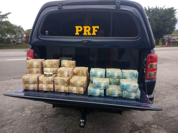 PRF acha cerca de R$ 2,5 milhões escondidos dentro de carro em SP