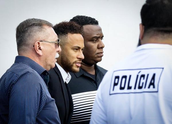 Prazo para polícia investigar denúncia de estupro contra Neymar termina nesta segunda-feira