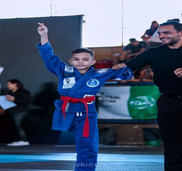 MT: Menino de 9 anos, adotado e com deficiência, se torna campeão sul-americano de Jiu-jitsu e já coleciona medalhas de ouro
