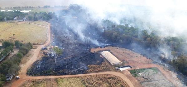 Área é devastada pelo fogo em fazenda próximo ao pedágio da BR 163; Bombeiros e caminhões-pipa combatem o incêndio