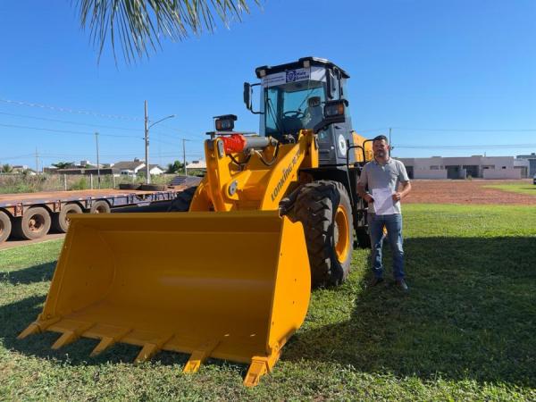 Nova Ubiratã: Secretaria de Agricultura recebe pá carregadeira para atender as demandas do município