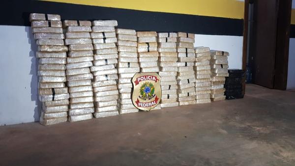 Motorista é preso com 154 kg de cocaína escondidos em 'fundo falso' de caminhão de bebidas em MT